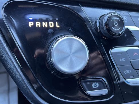 Used 2025 Chrysler Pacifica Select image 39