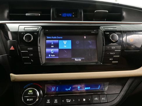 Used 2015 Toyota Corolla LE FWD image 21