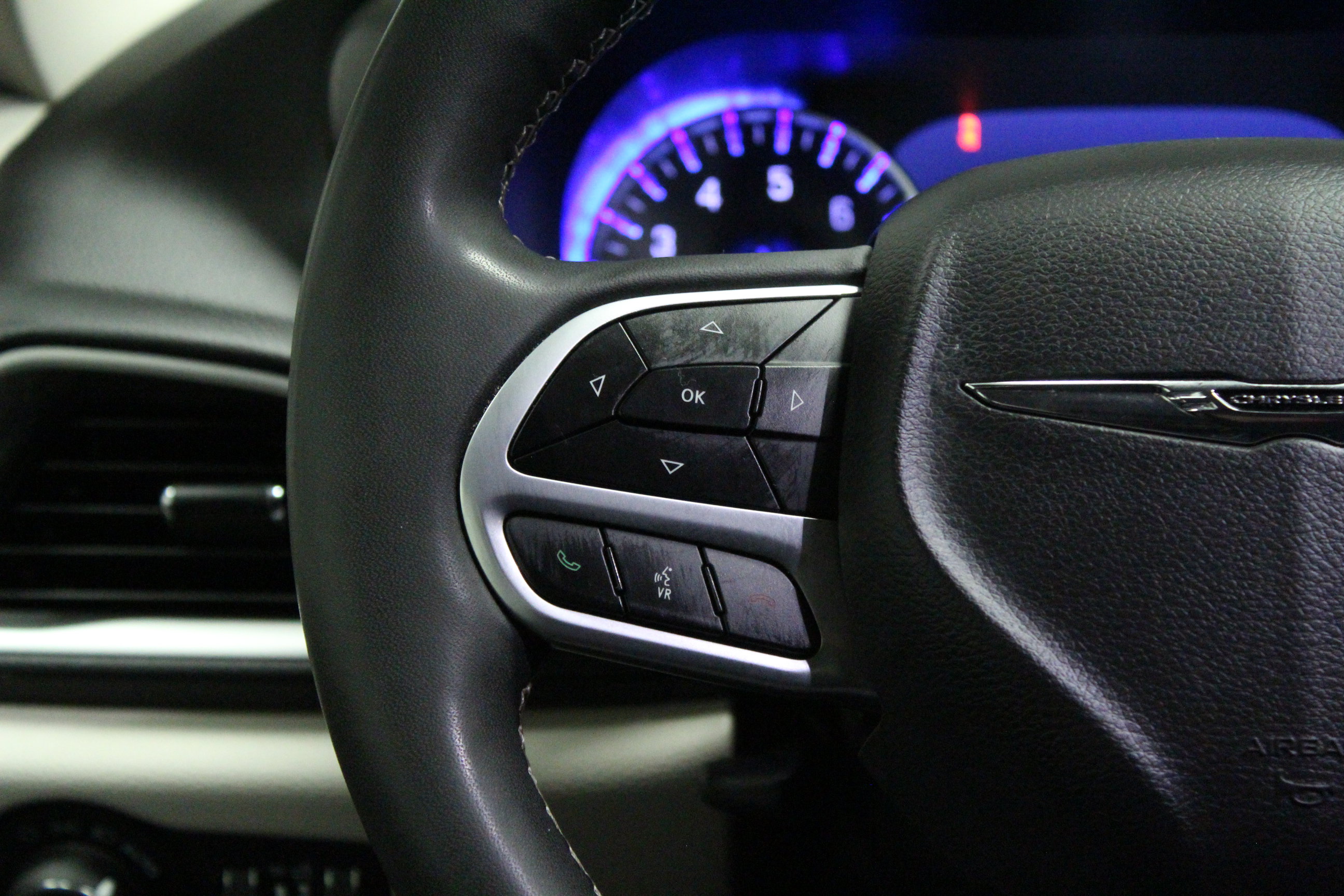 Used 2024 Chrysler Pacifica Touring-L FWD image 23