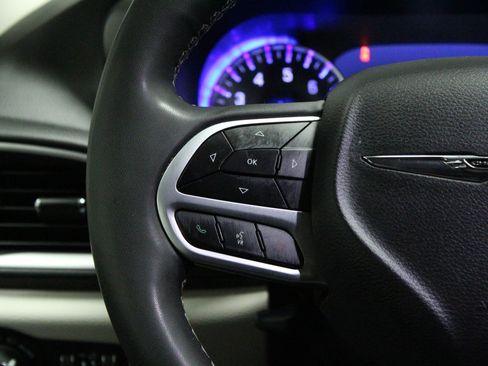 Used 2024 Chrysler Pacifica Touring-L FWD image 23