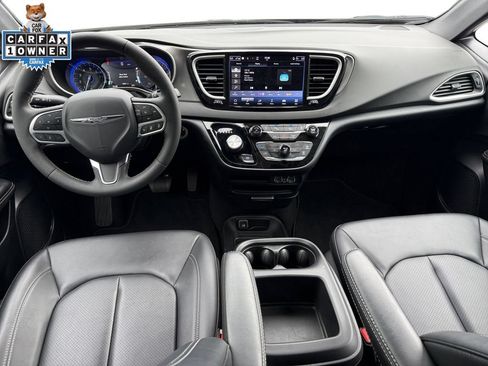 Used 2025 Chrysler Pacifica Select FWD image 10