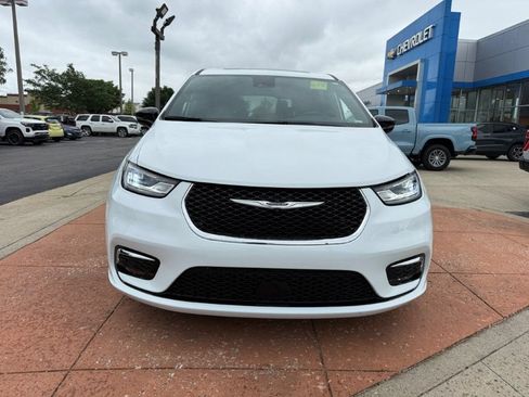 Used 2026 Chrysler Pacifica Limited FWD image 2