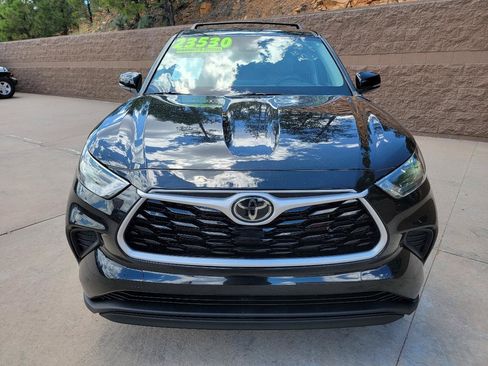 Used 2022 Toyota Highlander L FWD image 2