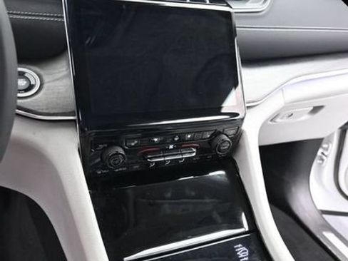 Used 2023 Jeep Grand Cherokee Overland w/ Luxury Tech Group IV AWD/4WD image 22