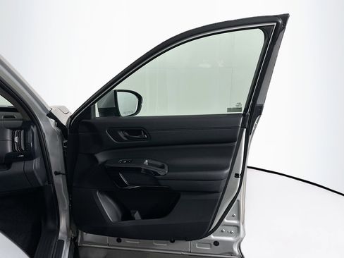 Used 2025 Nissan Pathfinder SV image 33