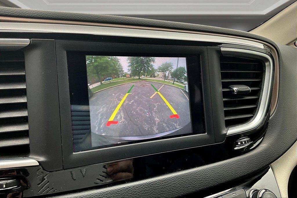 Used 2018 Chrysler Pacifica Touring-L w/ Tire & Wheel Group FWD image 14