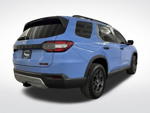 Used 2024 Honda Pilot TrailSport image 3