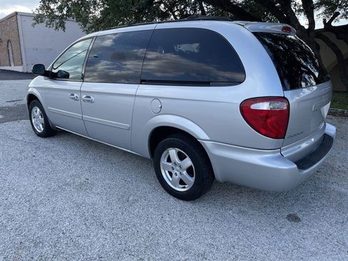 Used 2006 Dodge Grand Caravan SXT w/ Leather Interior Group FWD image 2