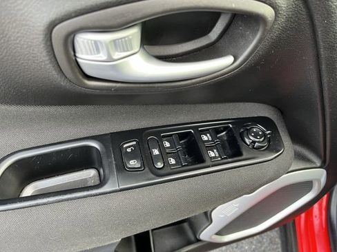 Used 2019 Jeep Renegade Latitude w/ Cold Weather Group image 17