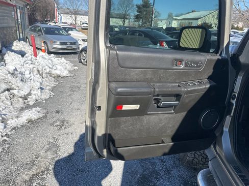 Used 2005 HUMMER H2 w/ Preferred Equipment Group AWD/4WD image 12
