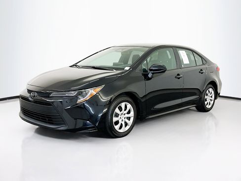 Used 2025 Toyota Corolla LE image 3