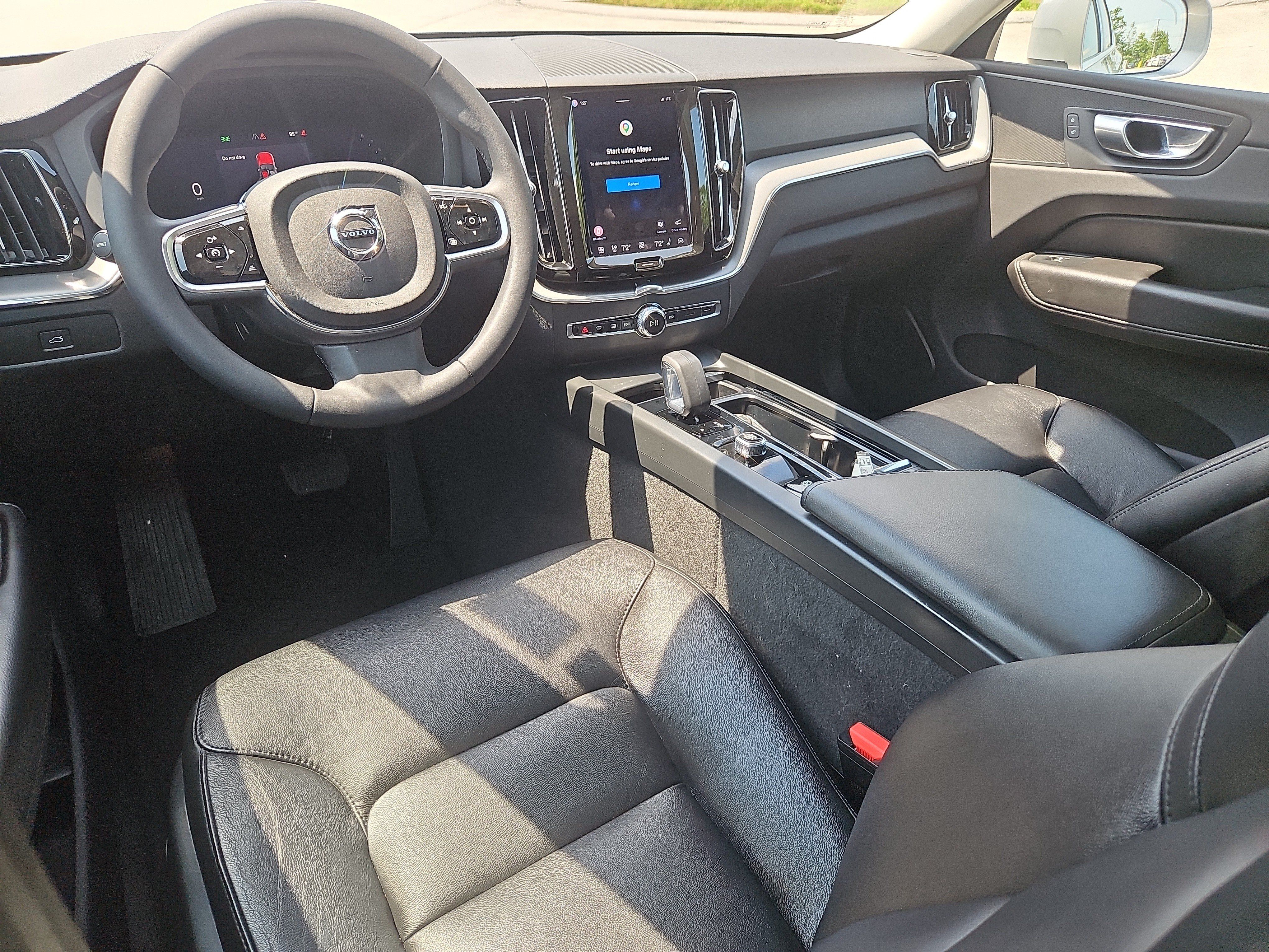 Used 2023 Volvo XC60 B5 Core w/ Climate Package AWD/4WD image 3