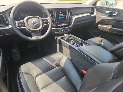 Used 2023 Volvo XC60 B5 Core w/ Climate Package AWD/4WD image 3