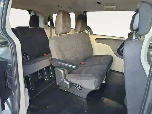 Used 2018 Dodge Grand Caravan SE w/ Rear Park Assist Package image 13