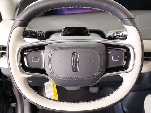 New 2026 Lincoln Navigator Premiere AWD/4WD image 3