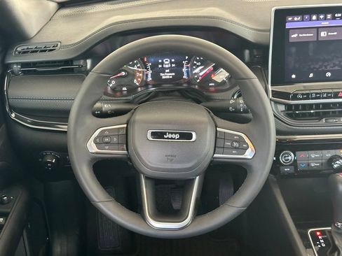 Used 2025 Jeep Compass Latitude w/ Convenience Group AWD/4WD image 17