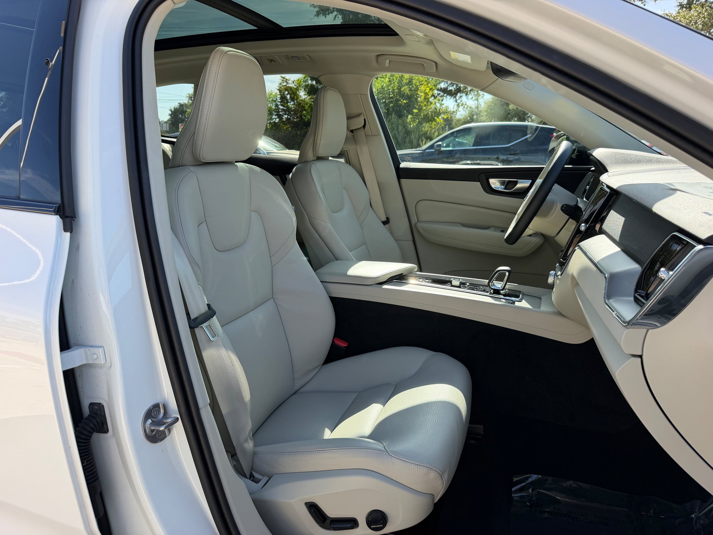 Certified 2024 Volvo XC60 B5 Core w/ Protection Package Premier AWD/4WD image 9