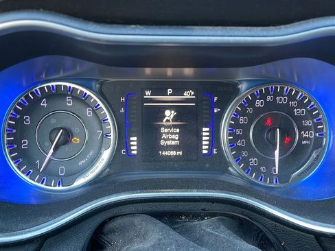 Used 2015 Chrysler 200 Limited w/ Convenience Group image 6