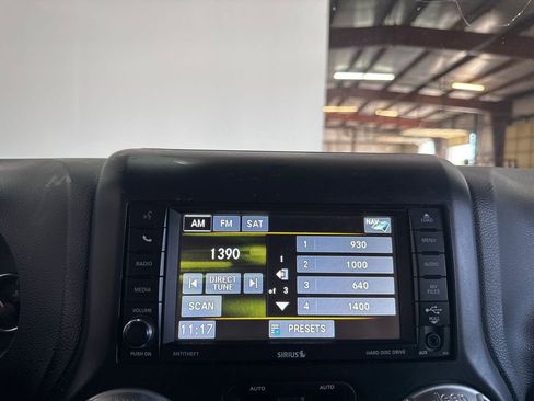 Used 2013 Jeep Wrangler Unlimited Rubicon w/ Connectivity Group AWD/4WD image 15