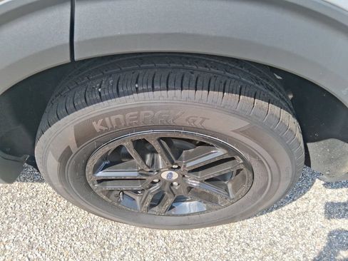 Used 2025 Ford Explorer Active AWD/4WD image 10