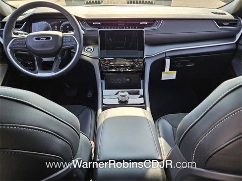 New 2025 Jeep Grand Cherokee Altitude image 8
