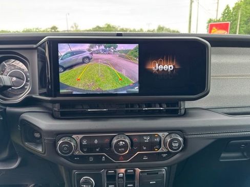 Used 2025 Jeep Wrangler Unlimited Sahara AWD/4WD image 31