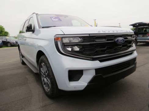 Used 2025 Ford Expedition Max Active AWD/4WD image 2