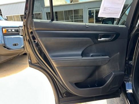 Used 2025 Toyota Highlander XLE AWD/4WD image 22