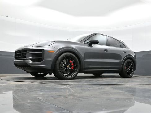 Certified 2025 Porsche Cayenne GTS AWD/4WD image 34