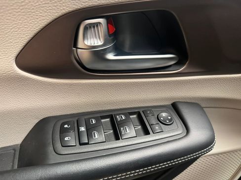 Used 2023 Chrysler Voyager LX FWD image 10