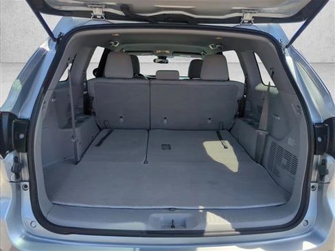 Used 2017 Toyota Highlander LE FWD image 7