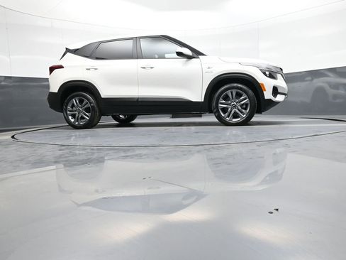 Used 2023 Kia Seltos LX image 28