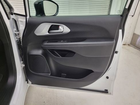 Used 2024 Chrysler Pacifica Touring-L w/ S Appearance Package image 36