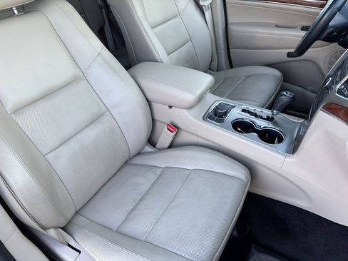 Used 2013 Jeep Grand Cherokee Limited w/ Luxury Group II image 22