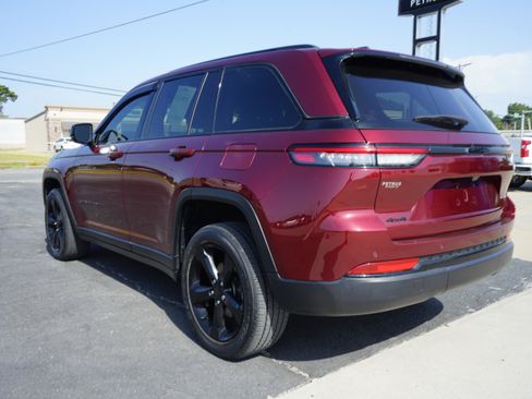 Used 2024 Jeep Grand Cherokee Altitude AWD/4WD image 3