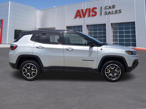Used 2025 Jeep Compass Trailhawk AWD/4WD image 4