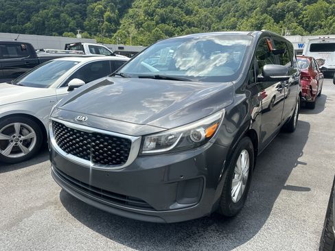 Used 2017 Kia Sedona LX w/ LX Essentials Premium Package FWD image 5