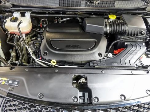 Used 2025 Chrysler Pacifica Limited image 34