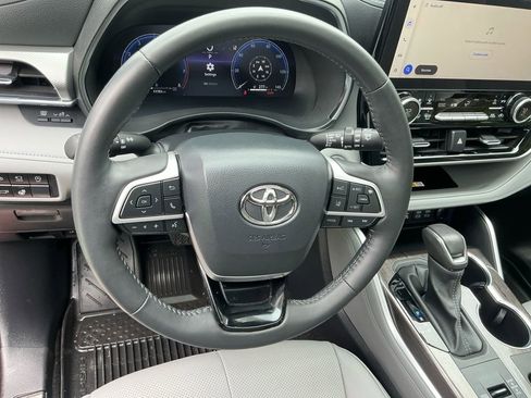 Used 2024 Toyota Highlander Platinum FWD image 13