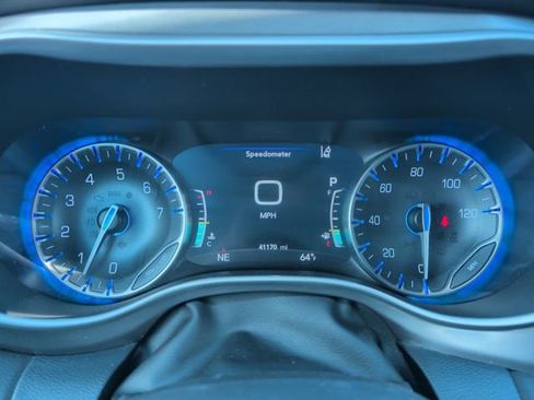 Used 2025 Chrysler Pacifica Select image 17