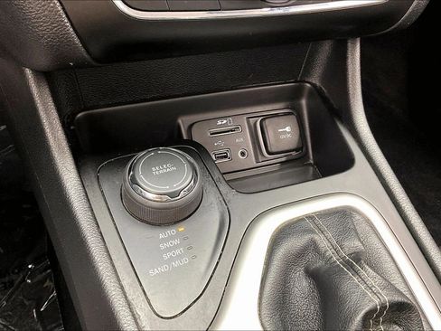 Used 2018 Jeep Cherokee Latitude Plus w/ Cold Weather Group AWD/4WD image 32