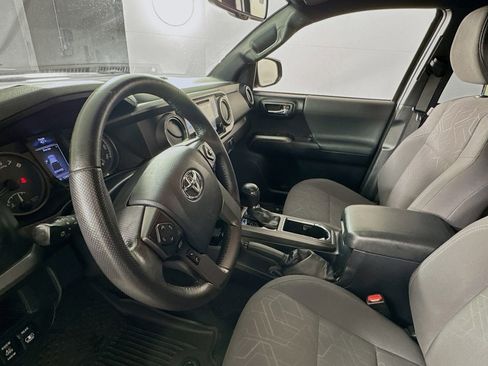 Used 2017 Toyota Tacoma TRD Sport AWD/4WD image 7