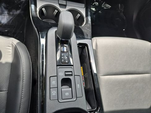 Used 2025 Toyota Prius FWD image 18