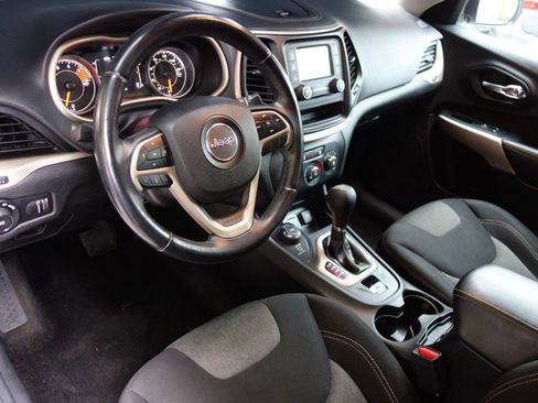 Used 2018 Jeep Cherokee Latitude w/ Altitude Package AWD/4WD image 14