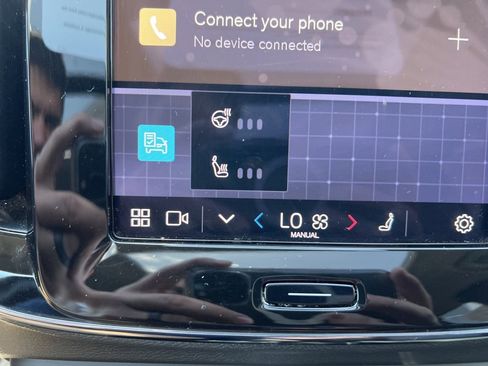 Certified 2023 Volvo XC40 B5 Plus w/ Protection Package Premier image 24