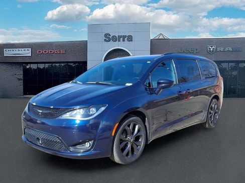 Used 2019 Chrysler Pacifica Touring-L Plus w/ Advanced Safetytec Group image 3