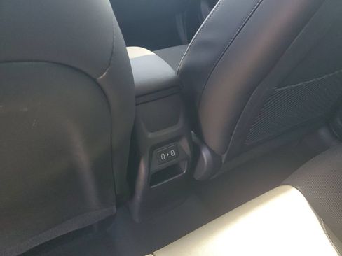 Used 2024 Hyundai Venue Limited FWD image 14