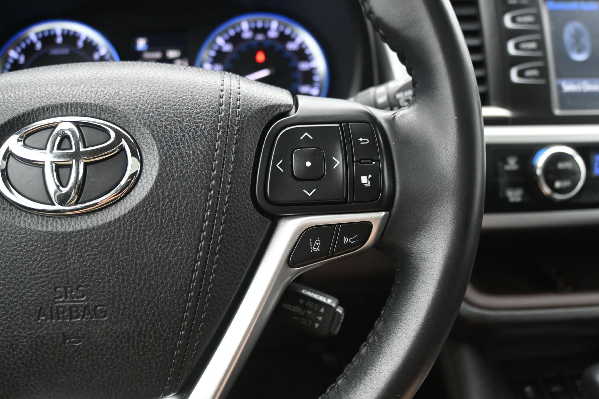 Used 2018 Toyota Highlander XLE AWD/4WD image 23