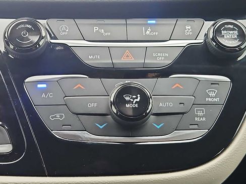 Used 2023 Chrysler Pacifica Touring-L FWD image 16