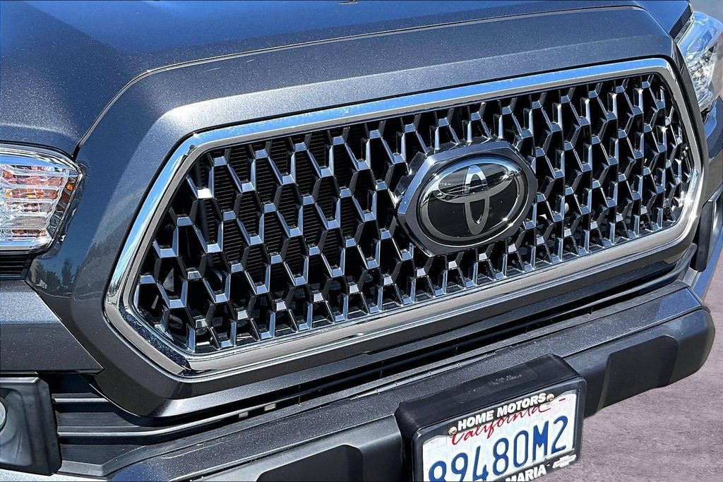 Used 2018 Toyota Tacoma TRD Off-Road w/ Technology Package AWD/4WD image 24